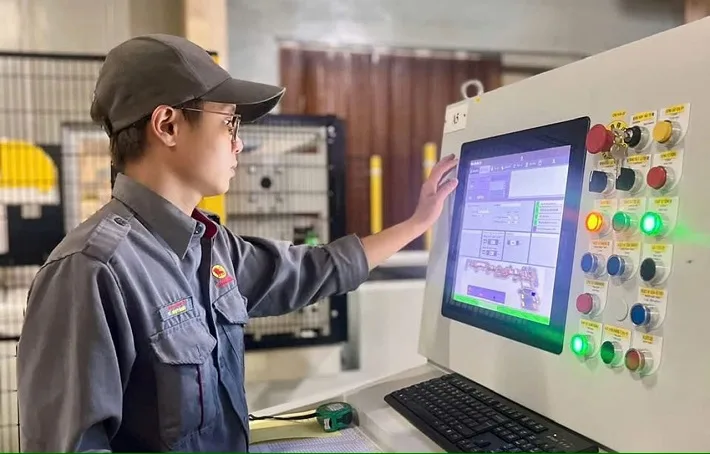 Người lao động Casumina kiểm tra thông số cài đặt máy trên hệ thống điều khiển